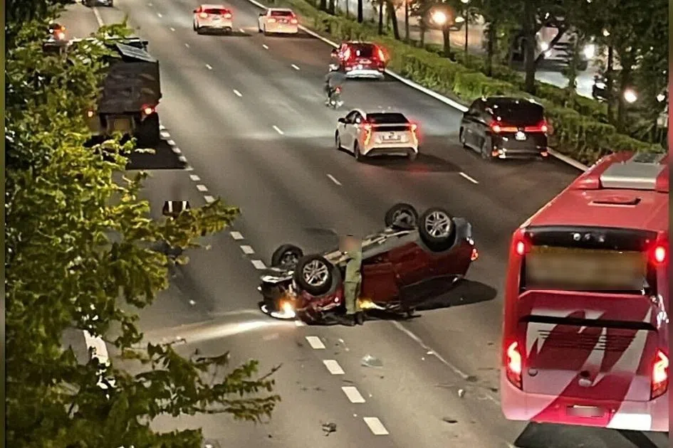 ஆயர் ராஜா விரைவுச்சாலை விபத்து; குப்புறக் கவிழ்ந்த கார்