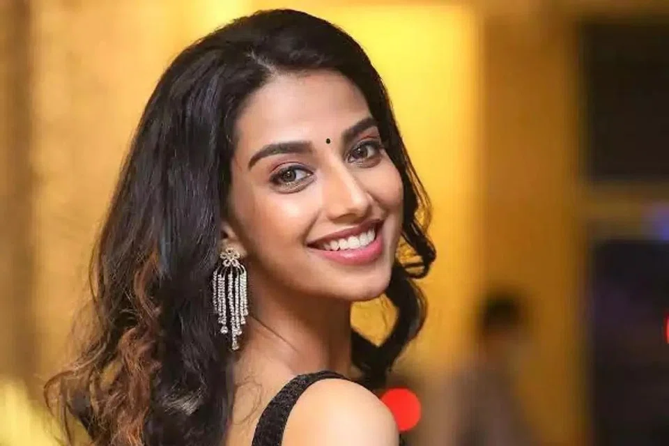 மீனாட்சி சௌத்திரி.