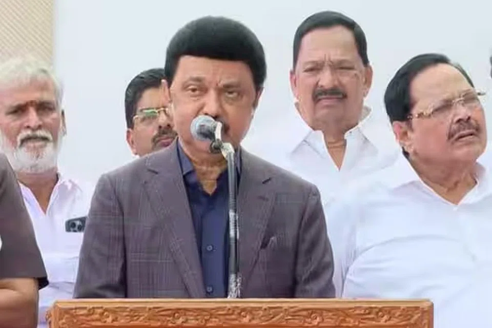 சென்னை விமான நிலையத்தில் செய்தியாளர்களிடம் பேசிய முதல்வர் மு.க.ஸ்டாலின்.