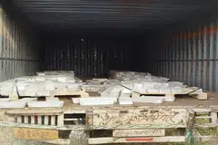 அனுமதியின்றி கொண்டு செல்லப்பட்டதாக நம்பப்பட்ட ஒன்பது டன் வெள்ளிக் கட்டிகளை மகாராஷ்டிரா காவல்துறை கைப்பற்றியுள்ளது.