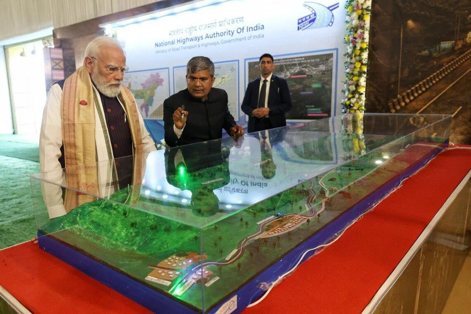 ரூ.6,957 கோடி மதிப்​பில் அமையவுள்ள காசிரங்கா உயர்​மட்ட வழித்தடத் திட்​டத்​தைப் பார்வையிடும் இந்தியப் பிரதமர் நரேந்திர மோடி. 