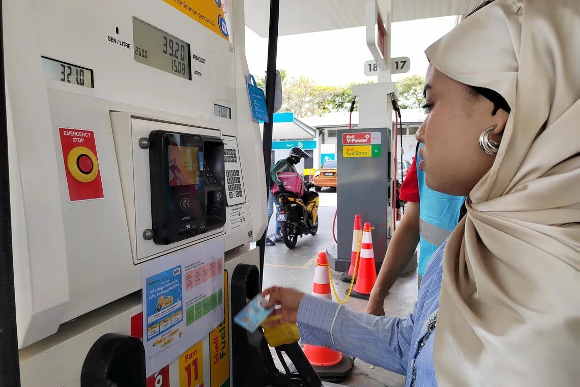 சிங்கப்பூர் ஓட்டுநர் உரிமம் வைத்துள்ள மலேசியர்கள் எரிபொருள் மானியத்திற்கு விண்ணப்பம் செய்யலாம்