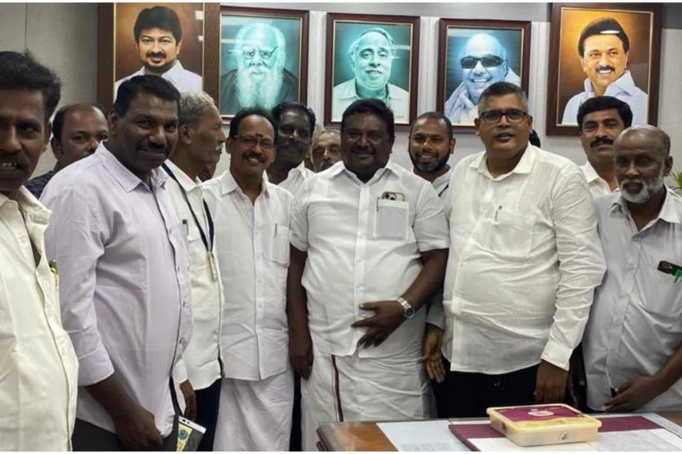 ஊதிய ஒப்பந்த பேச்சுவார்த்தையை விரைந்து நடத்தி முடித்தல் உள்ளிட்ட கோரிக்கைகள் தொடர்பாக போக்குவரத்து அமைச்சர் சிவசங்கரை தொழிற்சங்கத்தினர் சந்தித்தனர்.