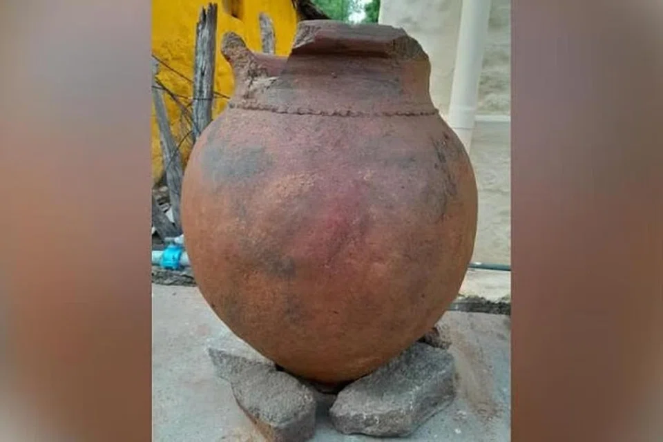 பழைய கற்காலத்தைச் சேர்ந்த முதுமக்கள் தாழி கிராம நிர்வாக அதிகாரி உதவியுடன் கிராம நிர்வாக அலுவலகத்தில் பாதுகாப்பாக வைக்கப்பட்டுள்ளது. 