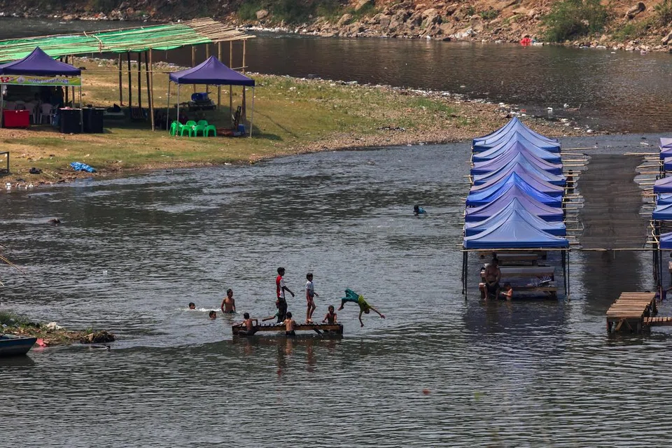 மியன்மாரின் மியாவடி நகரையும் தாய்லாந்தையும் பிரிக்கும் மோய் ஆறு வழியாகத் தப்பியோடும் சிறுவர்கள்.