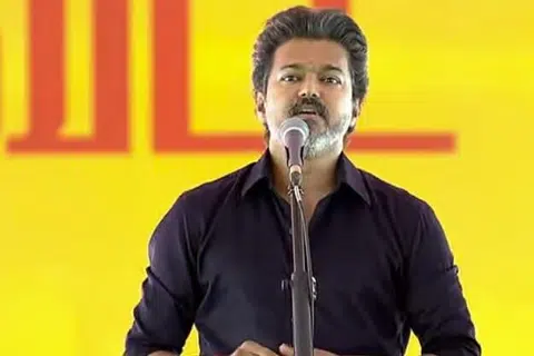 கரூரில் பொதுமக்கள் முன்னிலையில் உரையாற்றிய முதல்வர் விஜய்.