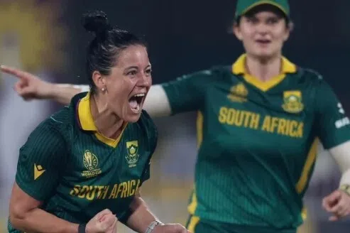 இங்கிலாந்தை வீழ்த்தி இறுதிப்போட்டிக்கு முன்னேறியது தென்னாப்பிரிக்கா