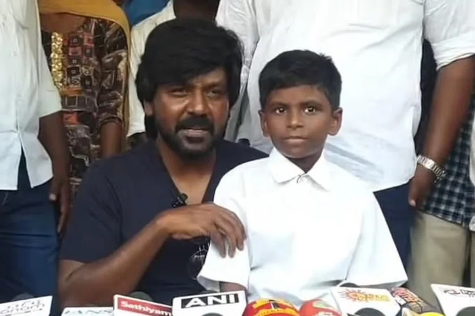 சிறுவன் விஷ்ணுவுடன் லாரன்ஸ்.