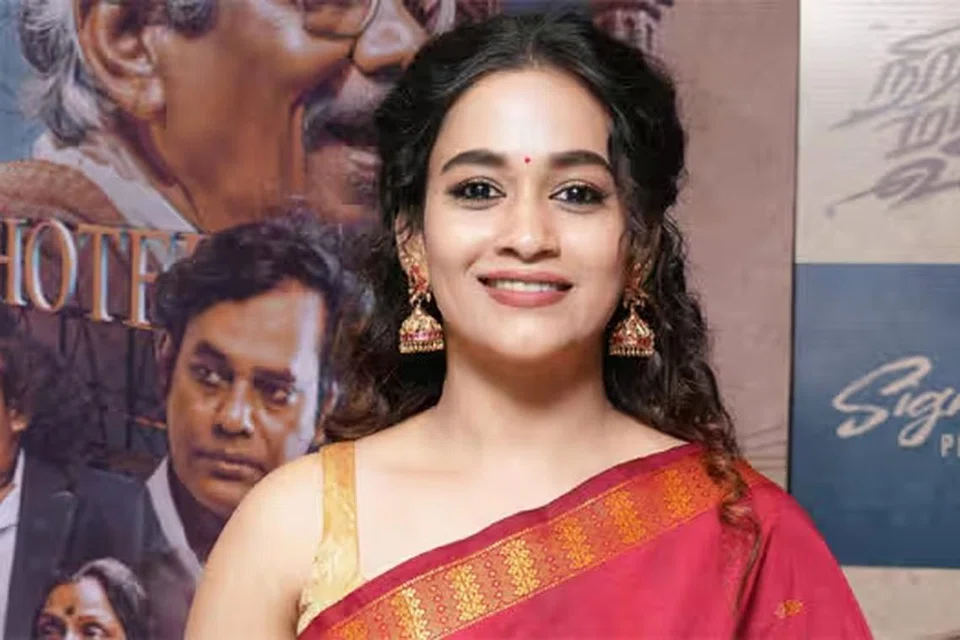 ‘நிறம் மாறும் உலகில்’ என்ற படத்தில் நடித்திருக்கும் காவ்யா அறிவுமணி.