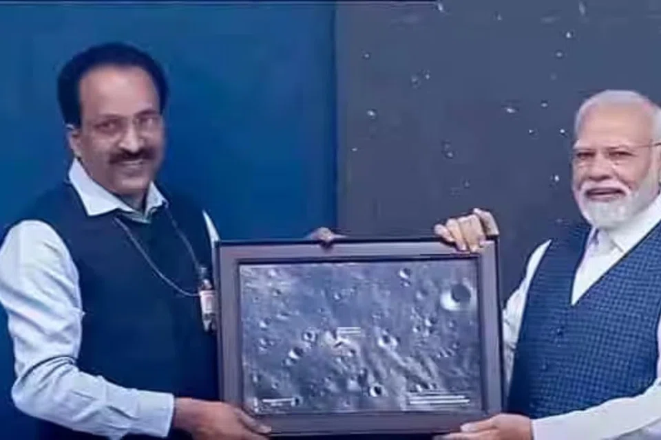 இஸ்ரோவுக்கு வருகை அளித்த பிரதமர் நரேந்திர மோடிக்கு சந்திராயன்-3 எடுத்த முதல் படத்தை இஸ்ரோ தலைவர் சோம்நாத் பரிசாக அளித்தார். 