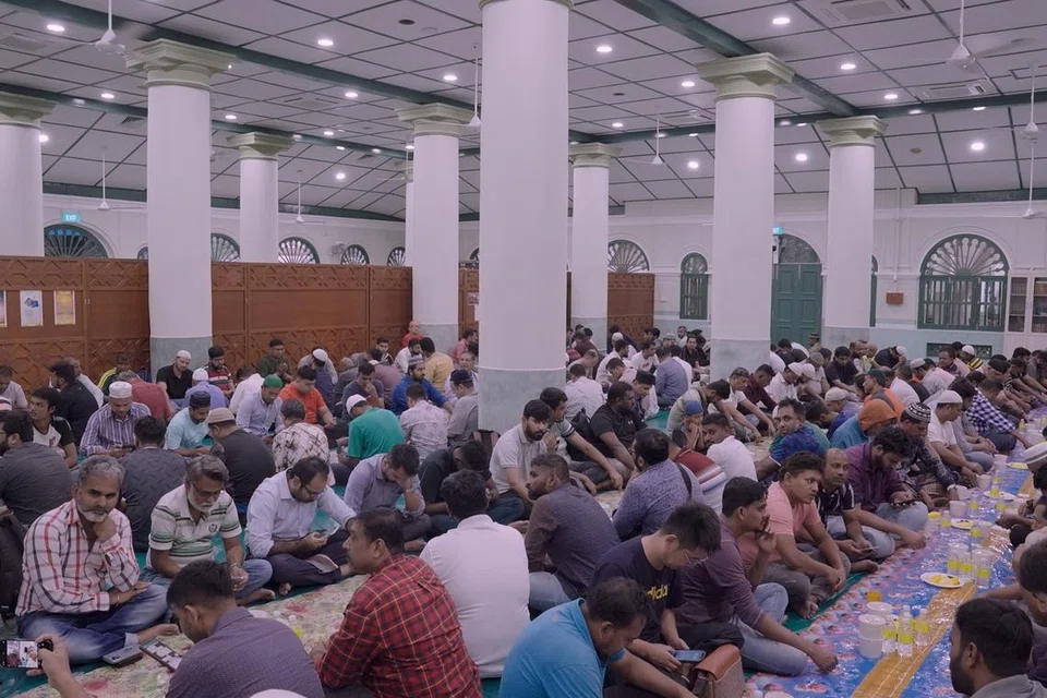 ஜாமிஆ சூலியா பள்ளிவாசலில் நடைபெற்ற நோன்பு துறப்பு.
