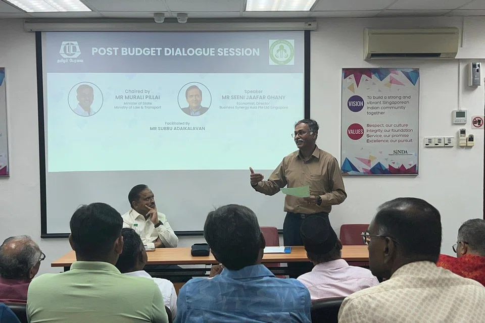 தமிழர் பேரவையும் இந்திய முஸ்லிம் பேரவையும் இணைந்து ஏற்பாடு செய்திருந்த கலந்துரையாடல் நிகழ்ச்சியில் சட்ட, போக்குவரத்துத் துணையமைச்சர் முரளி பிள்ளையும் (வலது) பொருளியல் வல்லுநர் சீனி ஜாஃபர் கனியும் கலந்துகொண்டனர். 