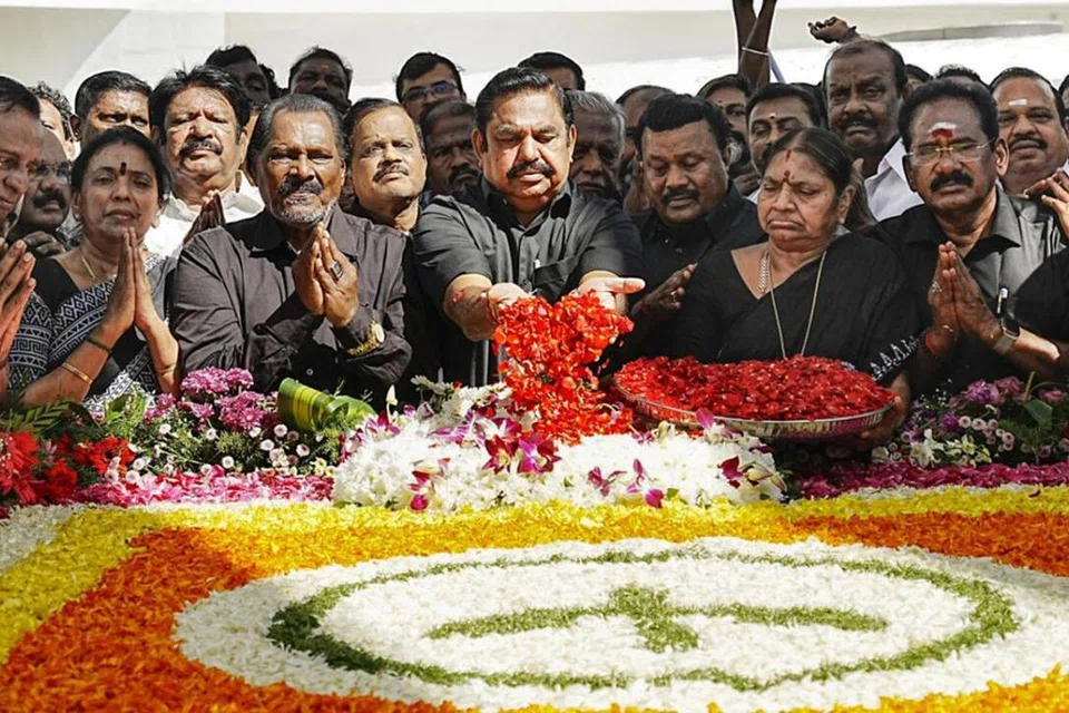சென்னை மெரினா கடற்கரையில் உள்ள முன்னாள் முதல்வர் ஜெயலலிதாவின் நினைவிடத்தில் அதிமுக பொதுச் செயலாளர் பழனிசாமி (நடுவில்) மலர் வளையம் வைத்து, மலர்கள் தூவி மரியாதை செலுத்தினார்.