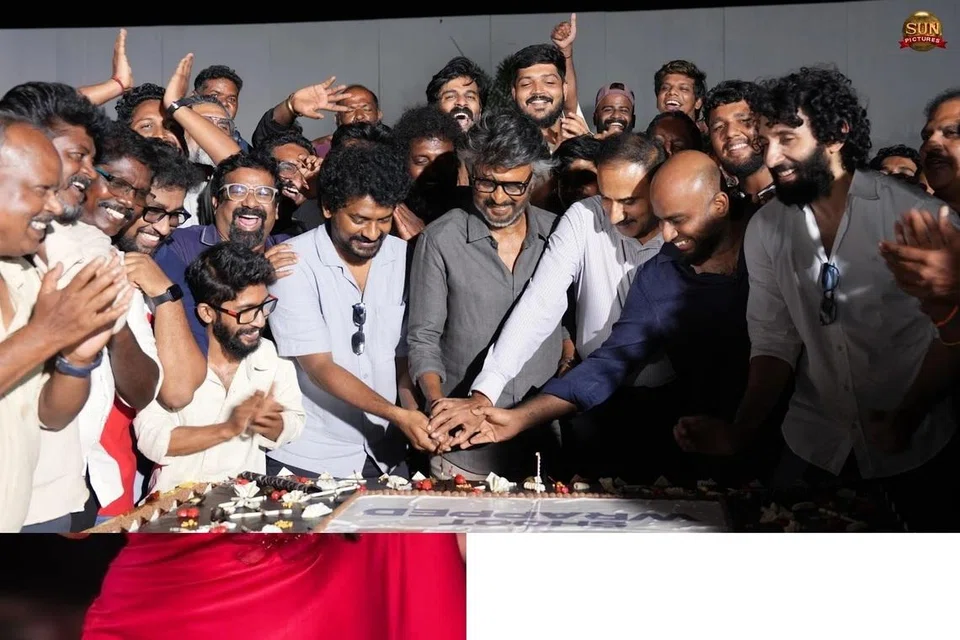 ‘ஜெயிலர் 2’ படத்தின் முழுப் படப்பிடிப்பும் வெற்றிகரமாக நிறைவடைந்ததை அடுத்து அந்த மகிழ்ச்சியை கேக் வெட்டிக் கொண்டாடும் படப்பிடிப்புக் குழுவினர்.