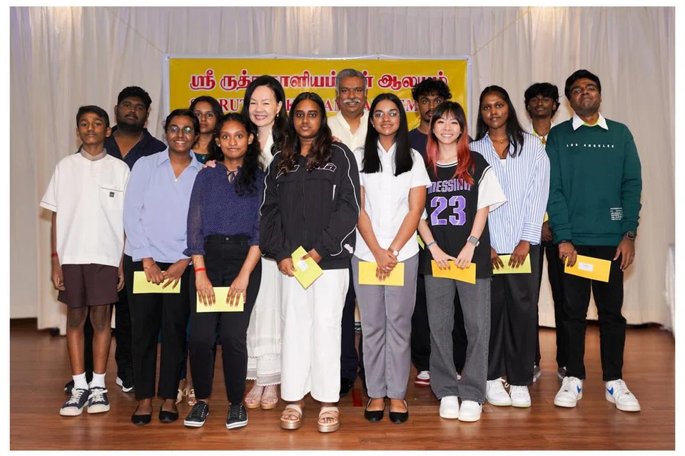 சிறப்பு விருந்தினருடன் உதவி நிதி பெற்ற மாணவர்களில் சிலர்.