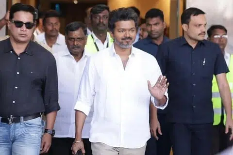 திருச்சி விமான நிலையத்தில் தவெக தலைவர் விஜய்.