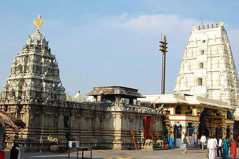 ஆந்திர மாநிலத்தின் பத்ராசலம் ராமர் ஆலயம். 