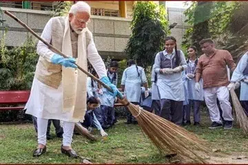 தூய்மை இந்தியா திட்டம் பத்து ஆண்டுகள் நிறைவுற்றதையொட்டி, பிரதமர் மோடி கடந்த ஆண்டு பள்ளி மாணவர்களுடன் தூய்மைப் பணியில் ஈடுபட்டார்.