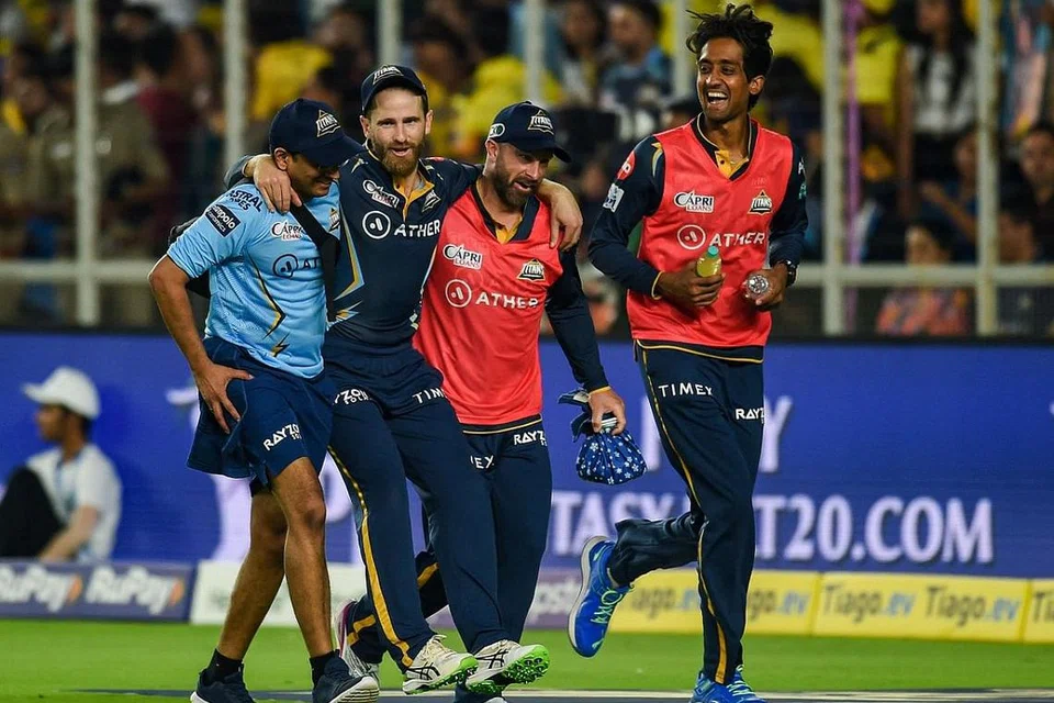 சிக்சரைத் தடுக்க முயன்றபோது முழங்காலில் காயமுற்றார் குஜராத் டைட்டன்ஸ் அணியின் கேன் வில்லியம்சன் (இடமிருந்து இரண்டாவது). படம்: ஏஎஃப்பி