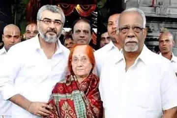 பெற்றோருடன் அஜித்.