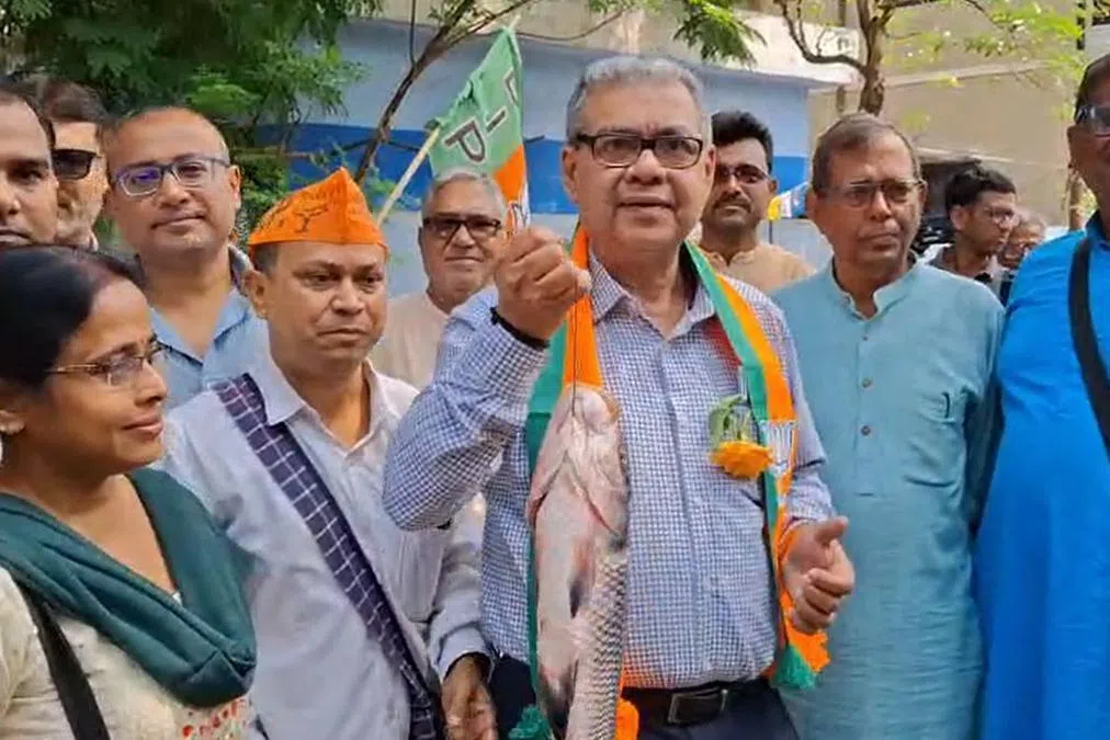 மேற்குவங்க அரசியல் க(கு)ளத்தில் ‘துள்ளி விளையாடும் மீன்’ கலாசாரம்