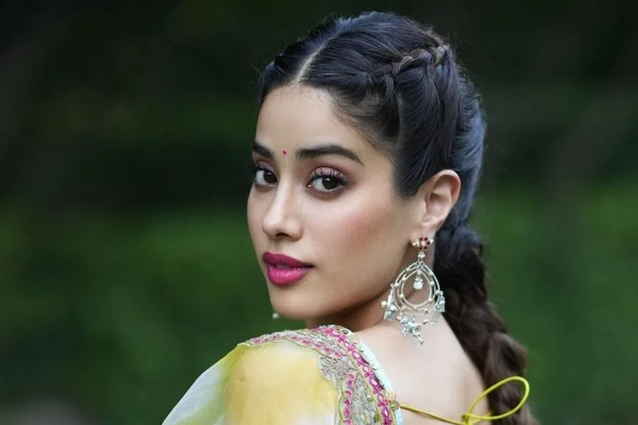 சென்னைக்குப் பறந்து சென்று கதை கேட்கும் ஜான்வி