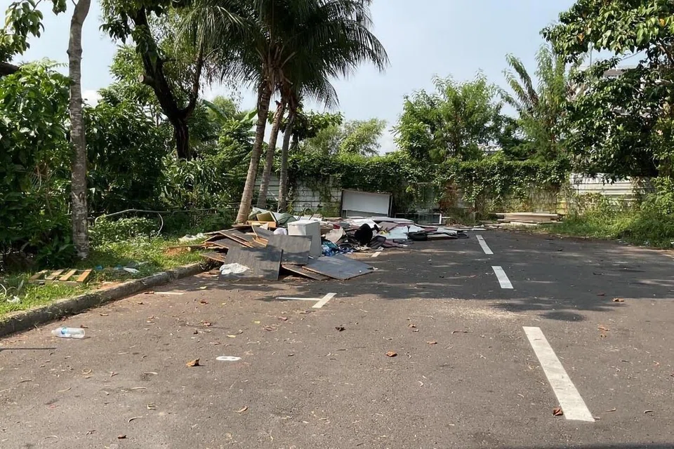 ஜூ யீ சாலையில் ஒதுக்குப்புறமான பகுதியில் பொருள்கள் வீசிச் செல்லப்பட்டது பற்றி தேசிய சுற்றுப்புற வாரியத்துக்குத் தகவல் கிடைத்தது.