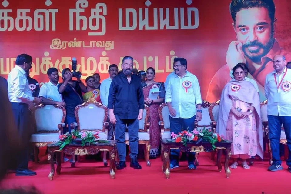 மக்கம் நீதி மய்யம் கட்சியின் கூட்டத்திற்கு வந்த கமல் ஹாசனுக்கு சிறப்பு வரவேற்பு அளிக்கப்பட்டது.