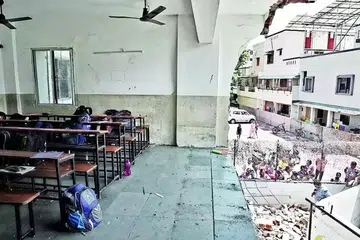 சுவர் இடிந்து விழுந்ததில் கீழே நிறுத்தப்பட்டிருந்த மாணவர்கள் பலரது மிதிவண்டிகளும் சேதமடைந்தன.