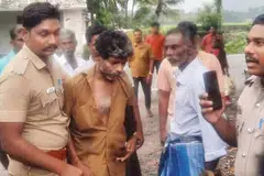 பொதுமக்களிடம் சிக்கி அடிவாங்கிய பேருந்து நடத்துநர் காவல்துறை அதிகாரிகளால் கைது செய்யப்பட்டு காவல்நிலையத்திற்குக் கொண்டு செல்லப்படுகிறார்.