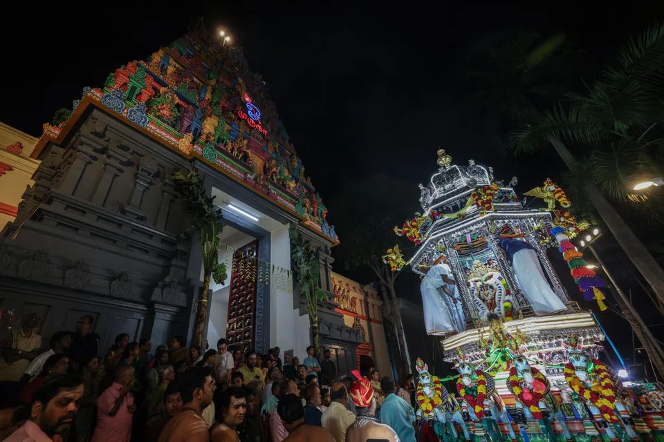 தேங் ரோடு அருள்மிகு தெண்டாயுதபாணி கோயிலிலிருந்து அதிகாலை புறப்படத் தயாராகிக் கொண்டிருந்த வெள்ளி ரதம்.