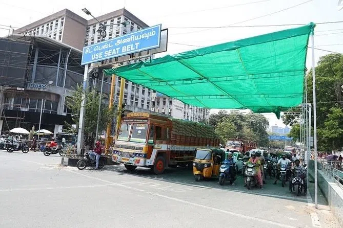 கோடை வெய்யிலைச் சமாளிக்க சாலை சந்திப்புகளில் பசுமைப் பந்தல்கள்