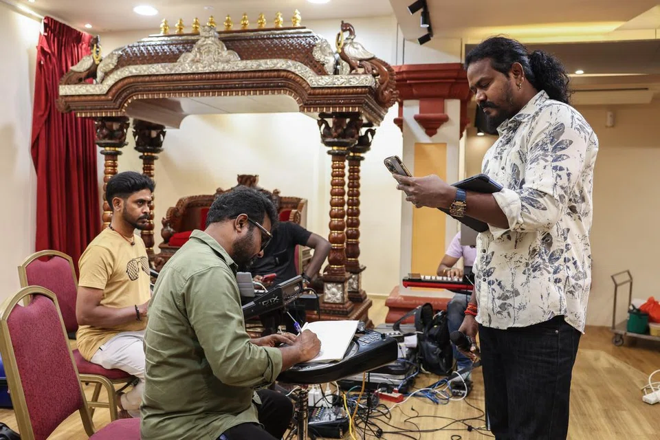 தீமிதித் திருவிழாவை முன்னிட்டு நடைபெறவிருக்‌கும் இரு நாள் இசைக்‌ கச்சேரிக்‌கு தமது இசைக்குழுவுடன் தயாராகிக்கொண்டிருக்‌கிறார் திரு மகாலிங்கம்.