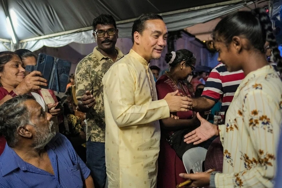 ஜோகூர் லிட்டில் இந்தியாவில் தீபாவளிச் சந்தைக்கு வந்திருந்த பொது மக்களுடன் உரையாடும் ஜோகூர் முதலமைச்சர் ஒன் ஹஃபிஸ் காஸி.