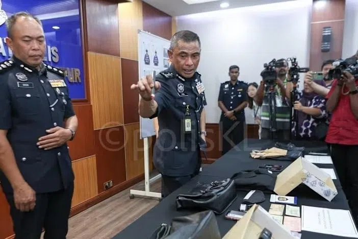 வெளிநாட்டுச் செல்வந்தர்களைக் குறிவைத்த கொள்ளை தொடர்பில், மலேசிய மூத்த காவல்துறை அதிகாரி உட்பட 6 பேர் கைது