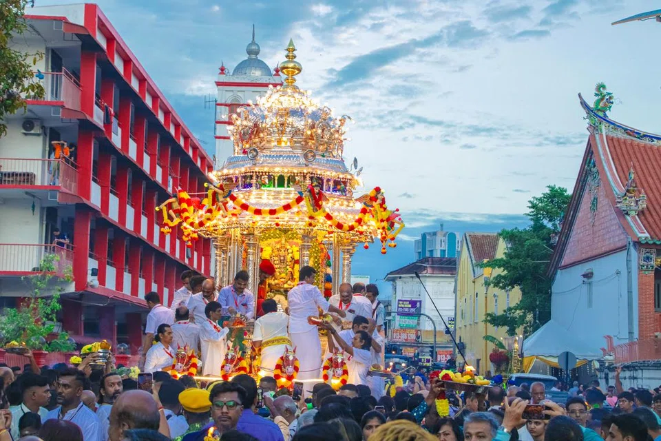2024ஆம் ஆண்டின் செட்டிப் பூசத்திற்காக வீதிகளில் வலம்வந்த வெள்ளித்தேர்.