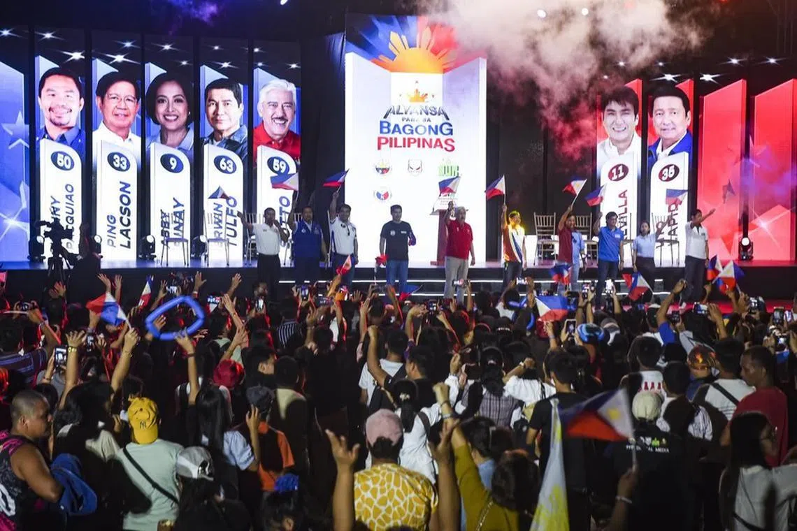 பிலிப்பீன்சை ஆளும் சுமார் 200 அரசியல் வாரிசு குடும்பங்கள் 