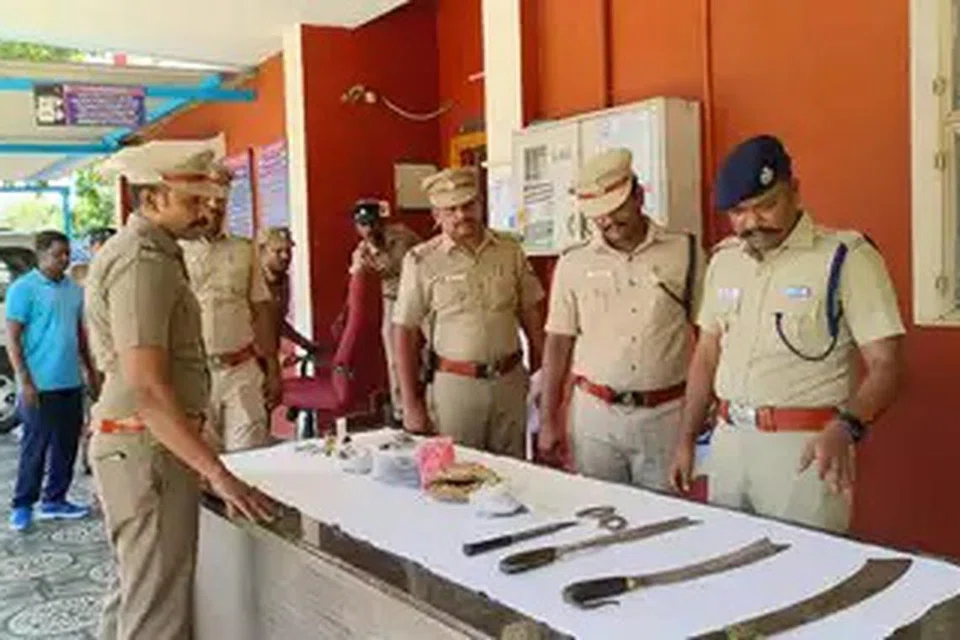 கோவை  கல்லூரி மாணவர்கள் தங்கியுள்ள அறைகளில்  கஞ்சா, ஆயுதங்கள், நம்பர் இல்லா பைக்குகள் பறிமுதல் செய்யப்பட்டுள்ளன.