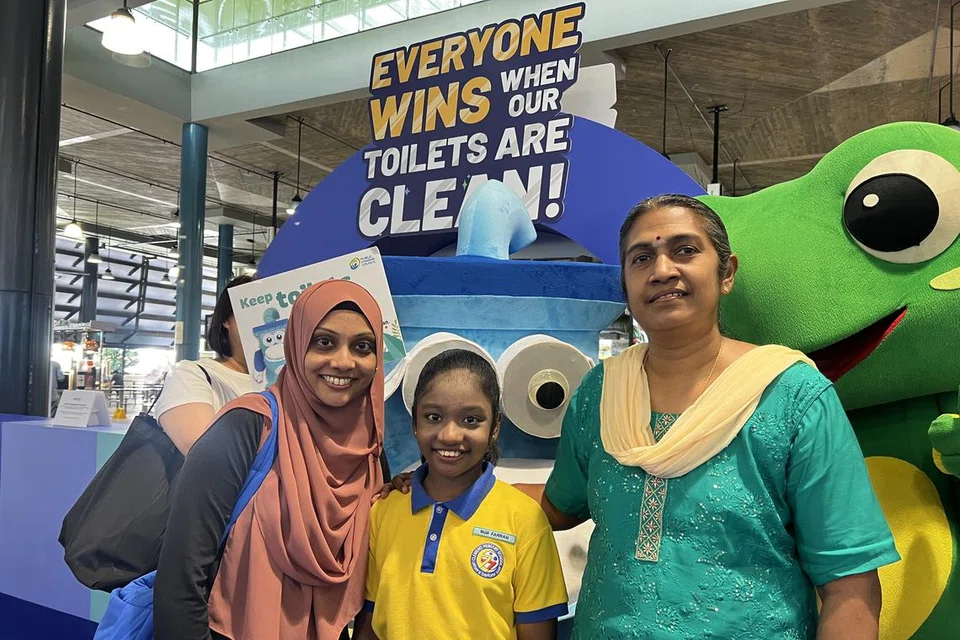 கிளமெண்டி தொடக்கப்பள்ளி மாணவி நூர் ஃபாரா, அவரது தாயார் (இடம்), ஆசிரியை லெட்சுமி அருணாசலம் (வலம்).