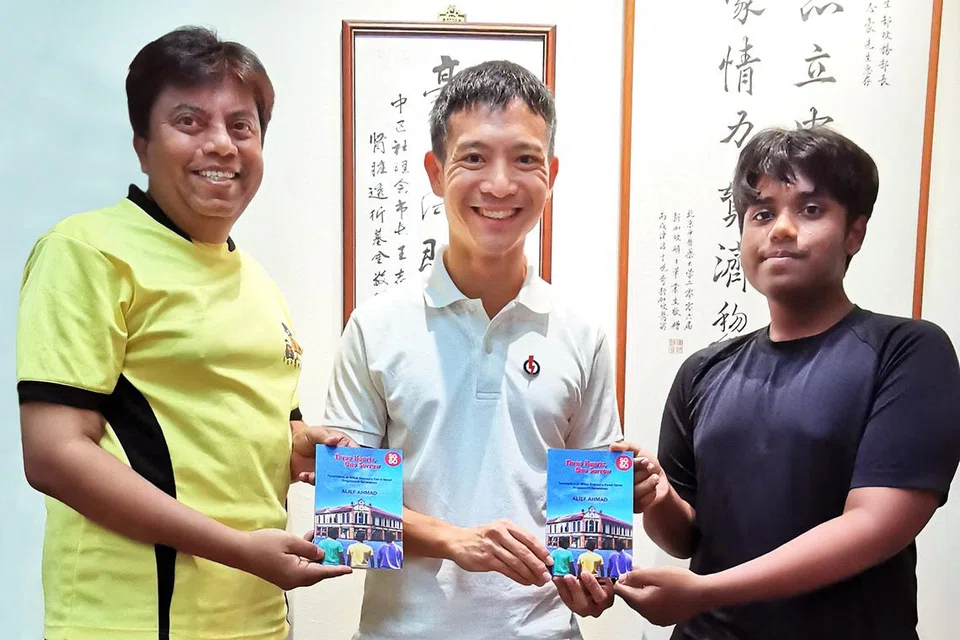 ‘சிங்கப்பூர் சரவணன்’ நாவலை எழுதிய திரு மில்லத் அகமது (இடது), அதனை ஆங்கிலத்தில் மொழிபெயர்த்த அலிஃப் அகமது (வலது), ஆங்கிலப் பிரதியைப் பெற்றுக்கொள்ளும் ஜாலான் புசார்- வாம்போ குழுத்தொகுதி நாடாளுமன்ற உறுப்பினர் ஷான் லோ.