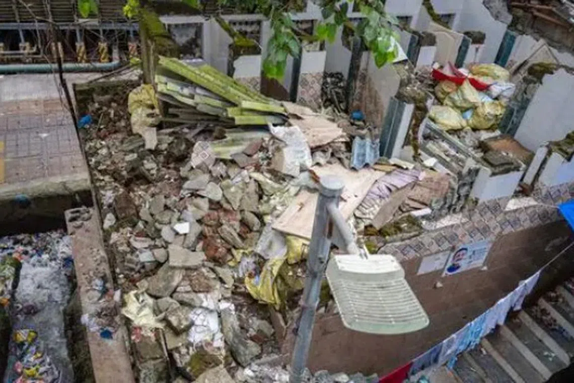 மும்பையில் இடிந்து விழுந்த மூன்று தளக் கட்டடம்; பலர் சிக்கியிருக்கக்கூடும்