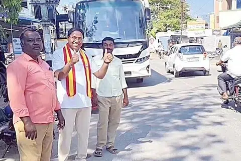 தவெக நிர்வாகிகள், தொண்டர்கள் தேர்தல் பணிகளை புறக்கணித்ததால், திருத்தணி வேட்பாளர் சத்யகுமார் தன்னந்தனியாக தேர்தல் பிரசாரத்தில் ஈடுபட்டார்.