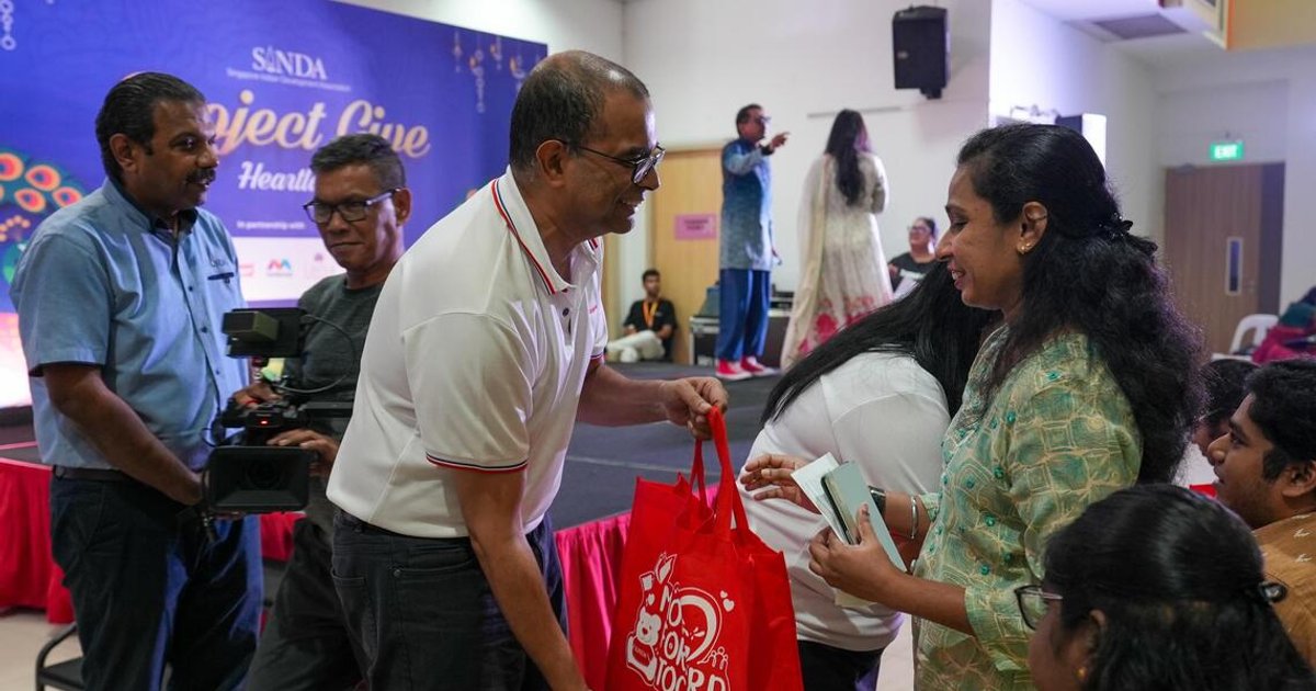 பொங்கோலில் சிண்டா தீபாவளி அன்பளிப்புப் பைகள் வழங்கல்
