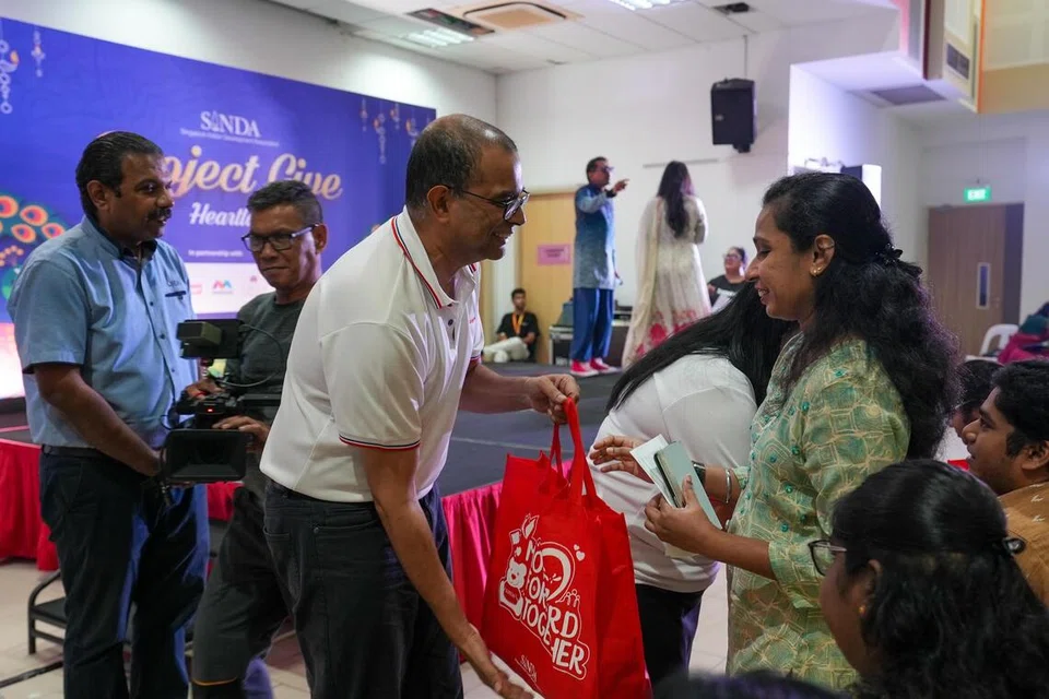 பொங்கோல் 21 சமூக மன்றத்தில் நடைபெற்ற சிண்டாவின் ‘புரொஜெக்ட் கிவ் ஹார்ட்லண்ட்ஸ்’ சிறப்பு நிகழ்ச்சியில் சிறப்பு விருந்தினராகக் கலந்துகொண்ட கல்வி, நீடித்த நிலைத்தன்மை, சுற்றுப்புற மூத்த துணை அமைச்சர் டாக்டர் ஜனில் புதுச்சேரி பயனாளர்களுக்குக் கொண்டாட்ட அன்பளிப்புப் பைகளை வழங்கினார்.