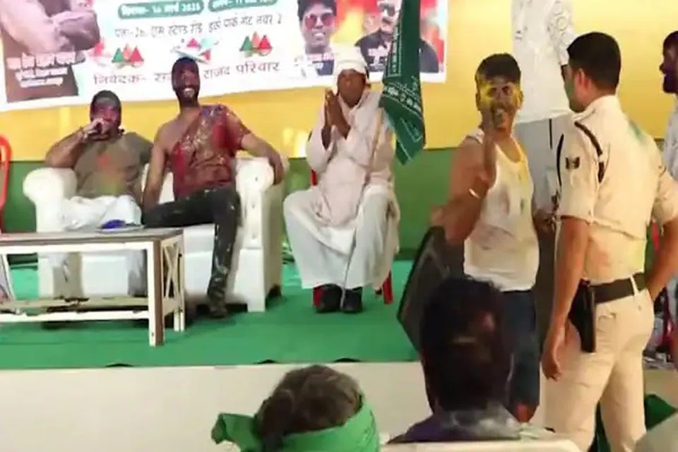 சீருடையில் இருந்த காவலரை நடனமாட வற்புறுத்திய பீகாரின் முன்னாள் அமைச்சர் தேஜ் பிரதாப் யாதவ். 
