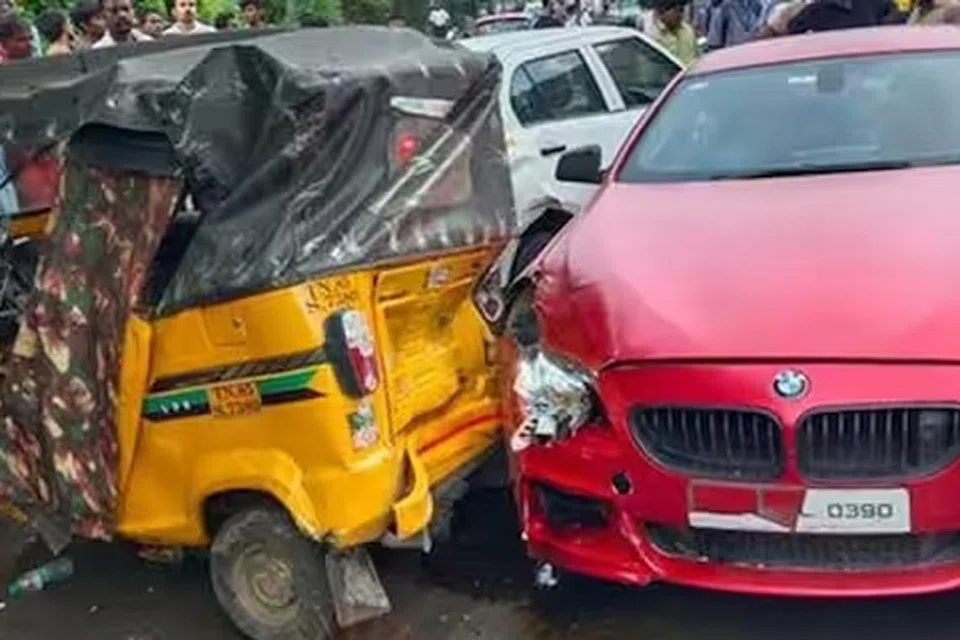 சொகுசுக் கார் மோதியதில் சேதமடைந்த வாகனங்கள்.