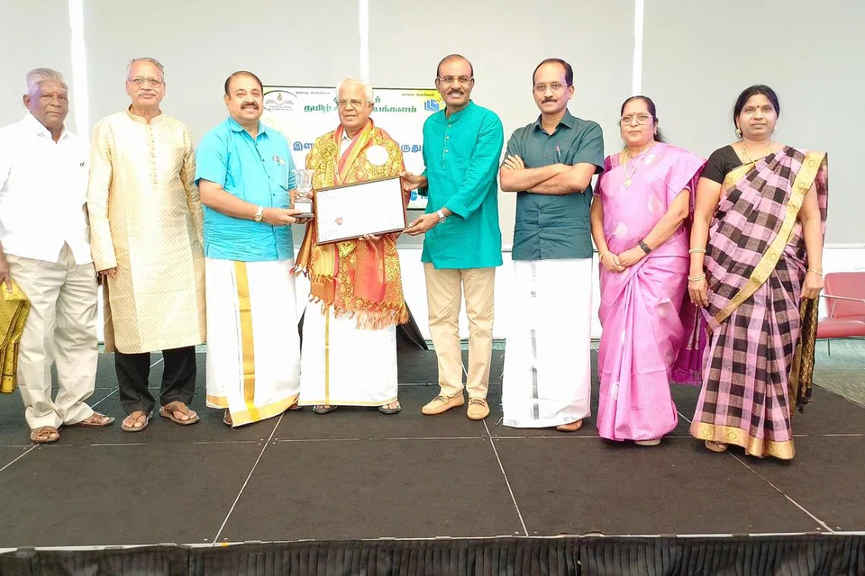கவிமாலைக் காப்பாளர் மா அன்பழகனுக்கு (நடுவில்) இவ்வாண்டுக்கான இளங்கோவடிகள் விருது வழங்கப்பட்டது.