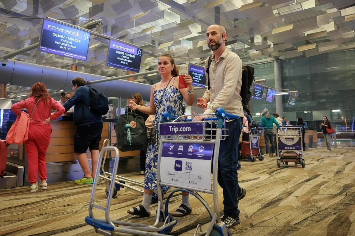 சிங்கப்பூரில் சிக்கியிருந்த வெளிநாட்டினர் சிலர் ஓமான் சென்றனர்