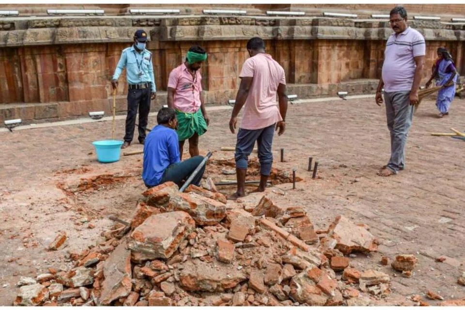 தஞ்சை பெருவுடையார் கோயிலில் இந்திய தொல்லியல் துறை சார்பில் நடைபெற்று வரும்  பராமரிப்பு பணிகள்.