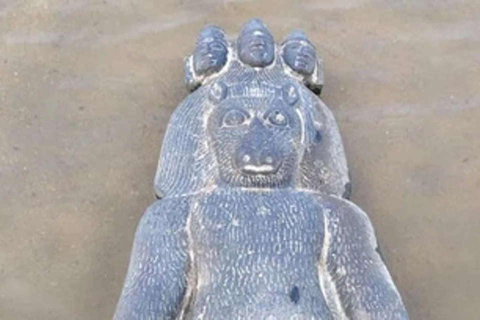 கூவம் ஆற்றில் கண்டெடுக்கப்பட்ட பழங்காலக் கற்சிலை.